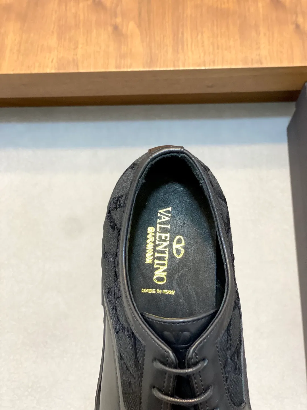 Men's shoes 💰740 VALENTINO Valentino's new men's fashionable casual leather shoes. These leather shoes are made of imported cowhide leather uppers, dyed calfskin lining and calfskin insoles. The upper foot is soft, comfortable and breathable. Comes with complete packaging in the original box! Visible details and quality. Size: 39-44 (customized at 38.45.46)